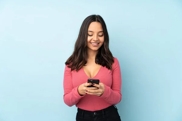 Jovem Mista Mulher Isolada Fundo Azul Enviando Uma Mensagem Com — Fotografia de Stock