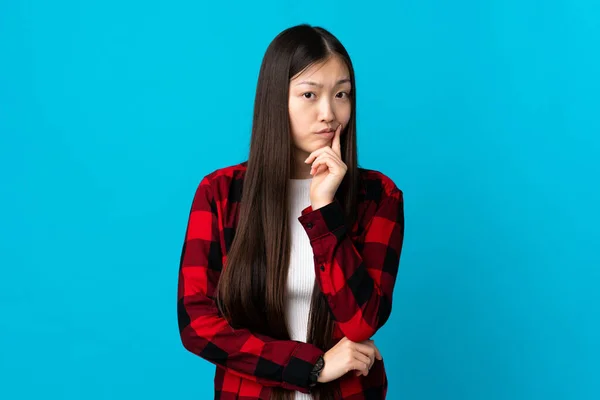 Menina Chinesa Jovem Sobre Fundo Azul Isolado Pensando — Fotografia de Stock