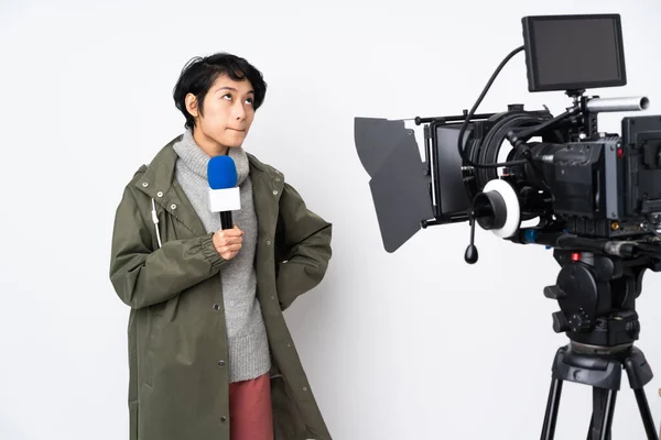 Repórter Mulher Vietnamita Segurando Microfone Relatando Notícias Olhando Para Cima — Fotografia de Stock