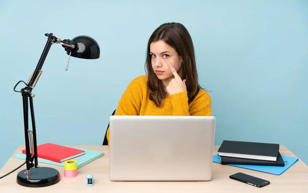 Estudiante Chica Estudiando Casa Aislado Sobre Fondo Azul Mostrando Algo — Foto de Stock