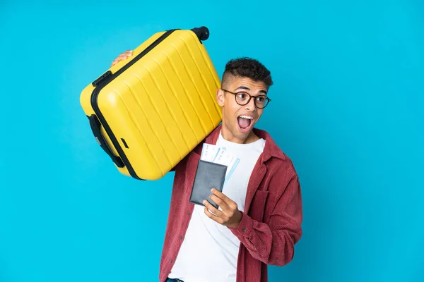 Jovem Brasileiro Sobre Fundo Isolado Férias Com Mala Passaporte — Fotografia de Stock