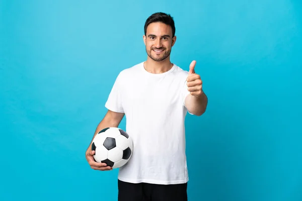 Joven Hombre Guapo Aislado Sobre Fondo Azul Con Pelota Fútbol —  Fotos de Stock