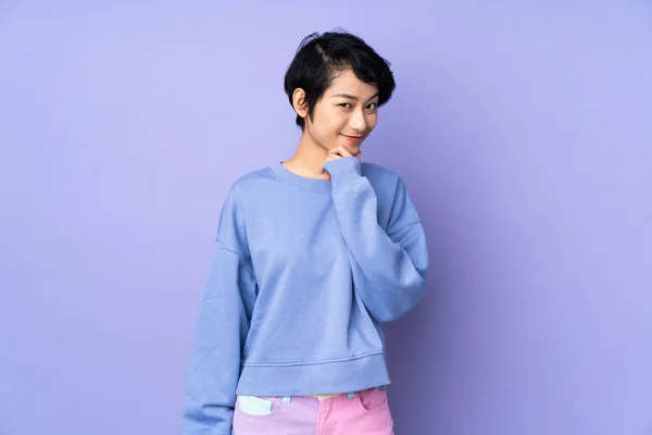 Young Vietnamese Woman Short Hair Isolated Purple Background Thinking Idea — Stock Photo, Image