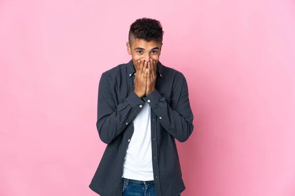 Joven Brasileño Aislado Sobre Fondo Rosa Alegre Sonriente Cubriendo Boca — Foto de Stock