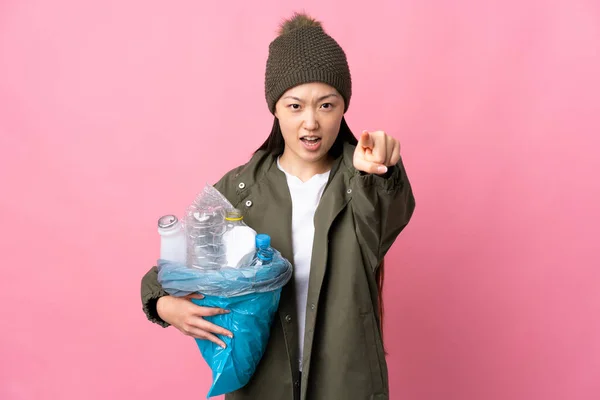 Chica China Sosteniendo Una Bolsa Llena Botellas Plástico Para Reciclar — Foto de Stock