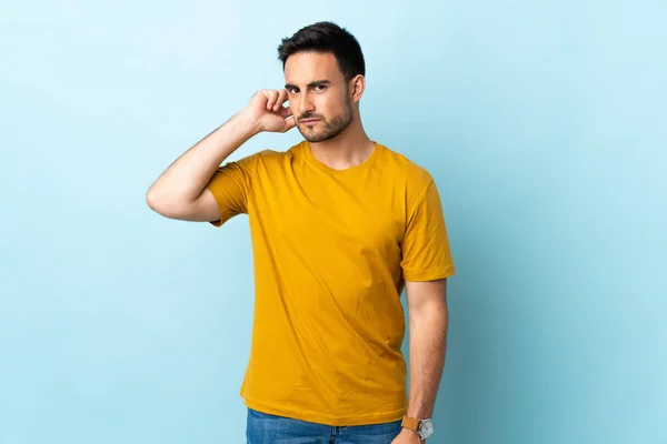 Joven Hombre Guapo Sobre Aislado Fondo Teniendo Dudas — Foto de Stock