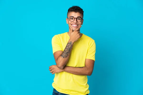 Fiatal Brazil Férfi Elszigetelt Kék Háttér Boldog Mosolygós — Stock Fotó