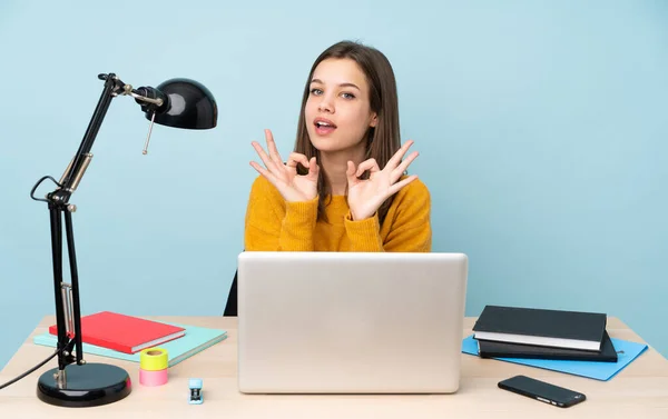 Estudiante Chica Estudiando Casa Aislado Sobre Fondo Azul Mostrando Signo — Foto de Stock