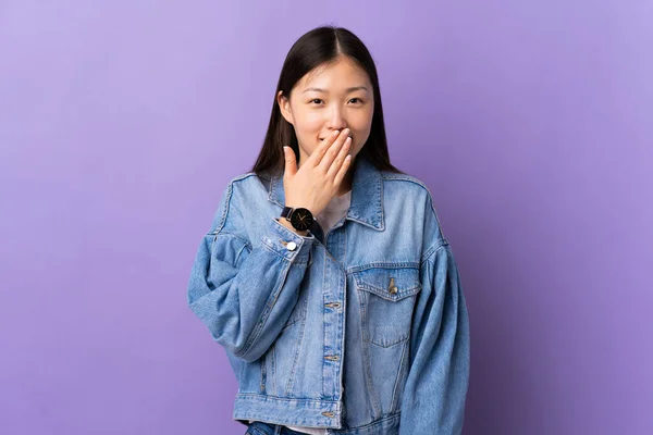 Giovane Ragazza Cinese Sfondo Viola Isolato Felice Sorridente Bocca Copertura — Foto Stock