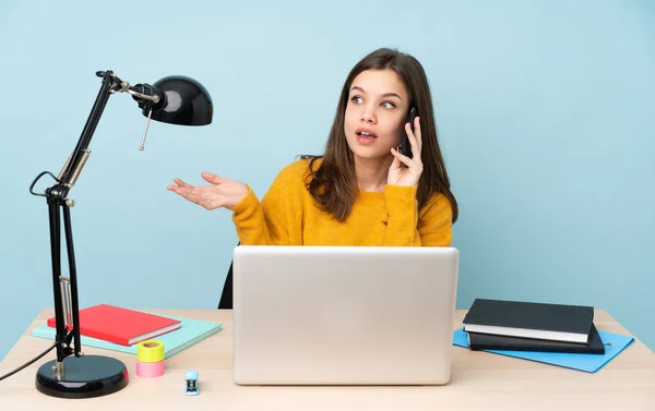 Estudiante Chica Estudiando Casa Aislado Fondo Azul Mantener Una Conversación — Foto de Stock