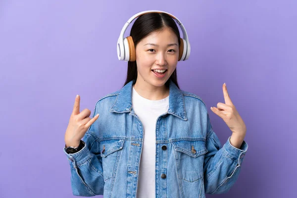 Joven Chica China Sobre Aislado Púrpura Fondo Escuchar Música Haciendo — Foto de Stock