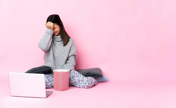 Giovane Donna Razza Mista Mangiare Popcorn Mentre Guarda Film Sul — Foto Stock