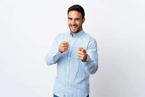 Joven Hombre Guapo Sobre Fondo Aislado Sorprendido Apuntando Frente —  Fotos de Stock