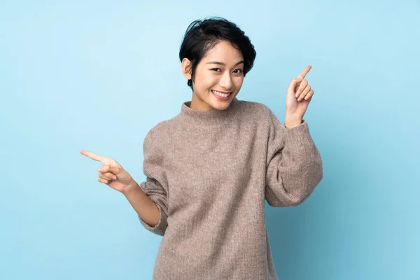 年轻的越南妇女 头发短短的 背景孤立 手指指向侧边 很快乐 — 图库照片