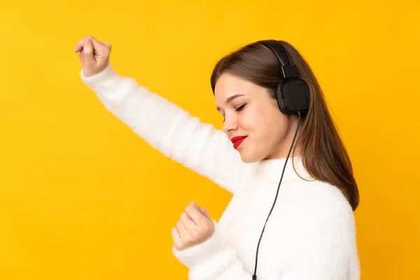Chica Adolescente Aislada Sobre Fondo Amarillo Escuchando Música Bailando —  Fotos de Stock