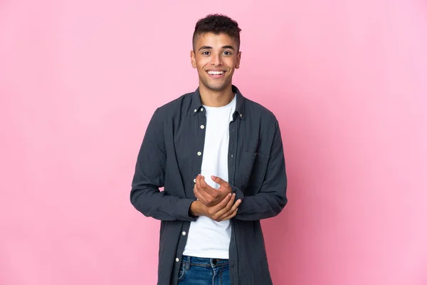Jonge Braziliaanse Man Geïsoleerd Roze Achtergrond Lachen — Stockfoto