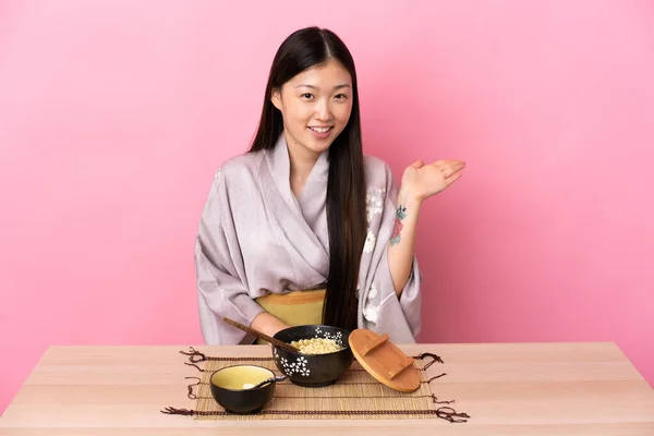 Jong Chinees Meisje Draagt Kimono Eet Noedels Met Denkbeeldige Copyspace — Stockfoto