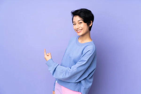 Mulher Vietnamita Jovem Com Cabelo Curto Sobre Fundo Roxo Isolado — Fotografia de Stock