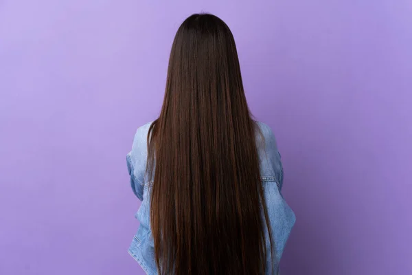Joven China Chica Sobre Aislado Púrpura Fondo Espalda Posición — Foto de Stock