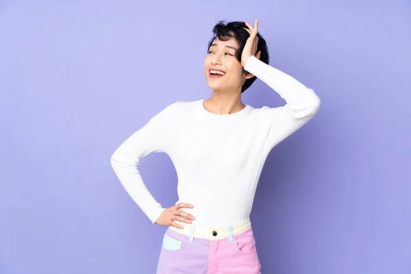 Молода Єтнамська Жінка Коротким Волоссям Ізольованому Фіолетовому Фоні Посміхається Багато — стокове фото