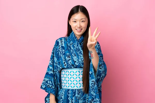 Joven Chica China Usando Kimono Sobre Fondo Aislado Feliz Contando —  Fotos de Stock