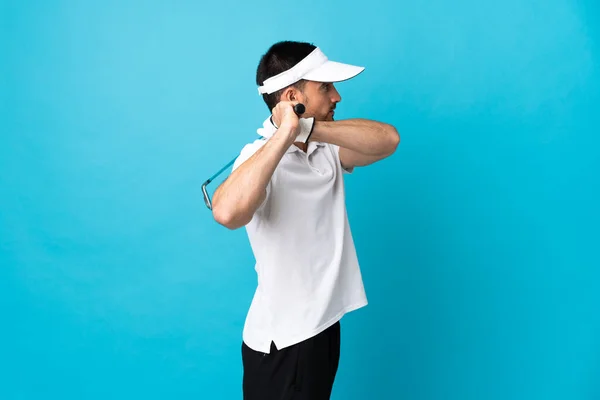 Junger Schöner Mann Isoliert Auf Blauem Hintergrund Beim Golfspielen — Stockfoto