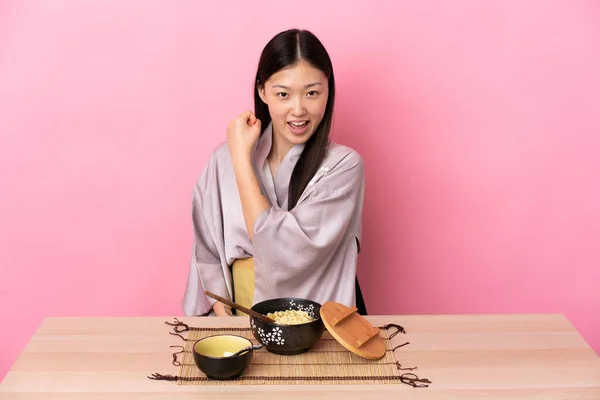 Jong Chinees Meisje Dragen Kimono Het Eten Van Noedels Vieren — Stockfoto