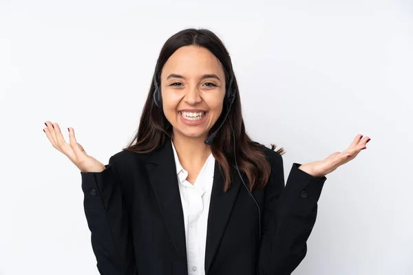 Joven Telemarketer Mujer Aislada Sobre Fondo Blanco Sonriendo Mucho —  Fotos de Stock