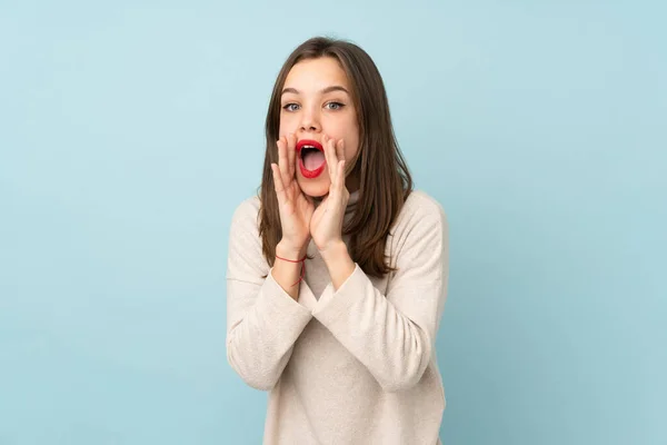 Adolescente Menina Isolada Fundo Azul Gritando Com Boca Bem Aberta — Fotografia de Stock