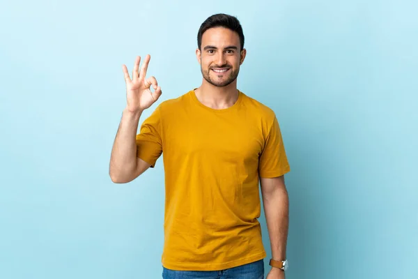Mladý Pohledný Muž Přes Izolované Pozadí Ukazující Znamení Prsty — Stock fotografie