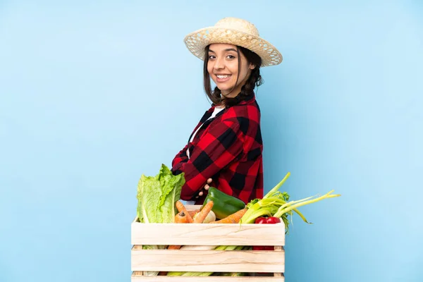 Joven Agricultora Mujer Sosteniendo Verduras Frescas Una Canasta Madera Con — Foto de Stock