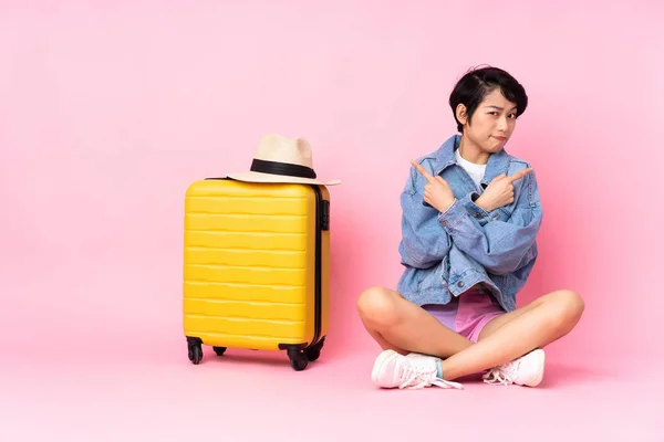 Jovem Viajante Vietnamita Com Mala Sentada Chão Sobre Fundo Rosa — Fotografia de Stock
