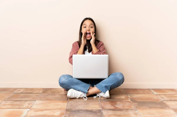 Junge Mischlingshündin Mit Laptop Sitzt Auf Dem Boden Und Schreit — Stockfoto