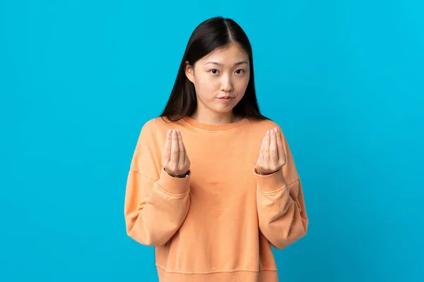 Ung Kinesisk Flicka Över Isolerad Blå Bakgrund Gör Pengar Gest — Stockfoto