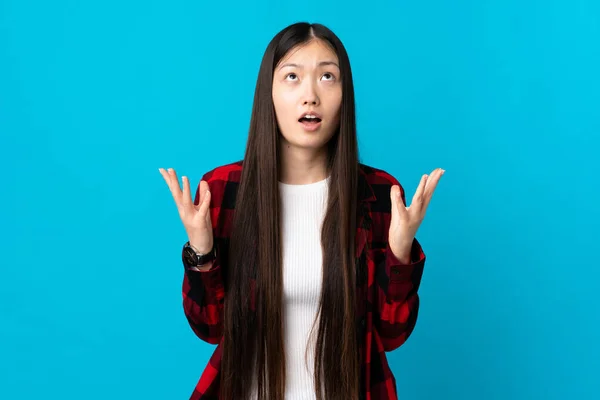 Menina Chinesa Jovem Sobre Isolado Fundo Azul Estressado Oprimido — Fotografia de Stock