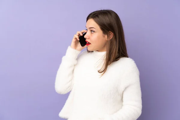 Ragazza Adolescente Isolato Sfondo Viola Mantenendo Una Conversazione Con Telefono — Foto Stock