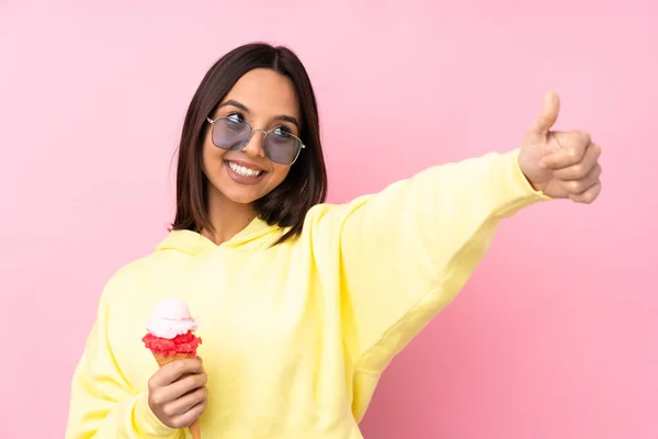 Jovem Morena Segurando Sorvete Corneto Sobre Fundo Rosa Isolado Dando — Fotografia de Stock