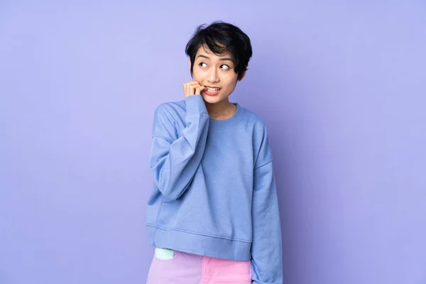 Jeune Femme Vietnamienne Avec Les Cheveux Courts Sur Fond Violet — Photo