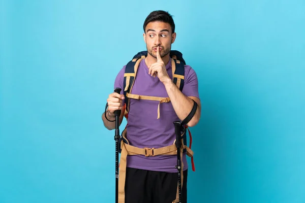 Joven Hombre Caucásico Con Mochila Bastones Trekking Aislados Sobre Fondo — Foto de Stock