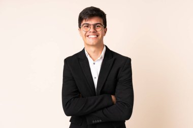 İzole edilmiş bej arka planda gülen bir iş adamı