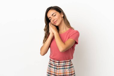 Tecrit edilmiş genç bir kadın uyku jesti yapıyor.