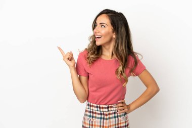 İzole edilmiş bir geçmişi olan genç bir kadın parmağını kaldırarak çözümü anlamaya çalışıyor.