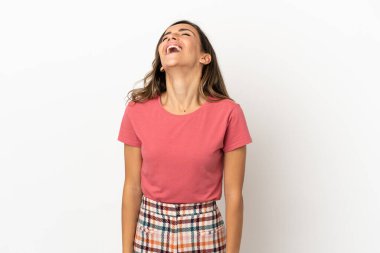 Arka planda kalan genç bir kadın gülüyor.