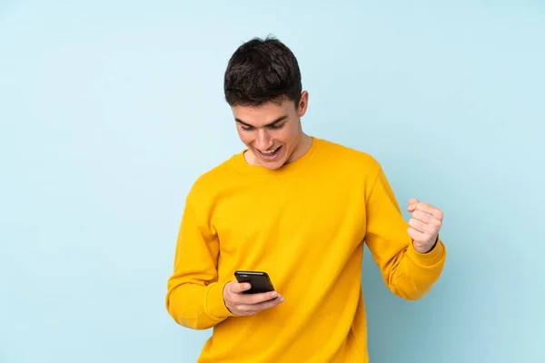 Teenager Caucasian Handsome Man Isolated Purple Background Surprised Sending Message — Stock Photo, Image