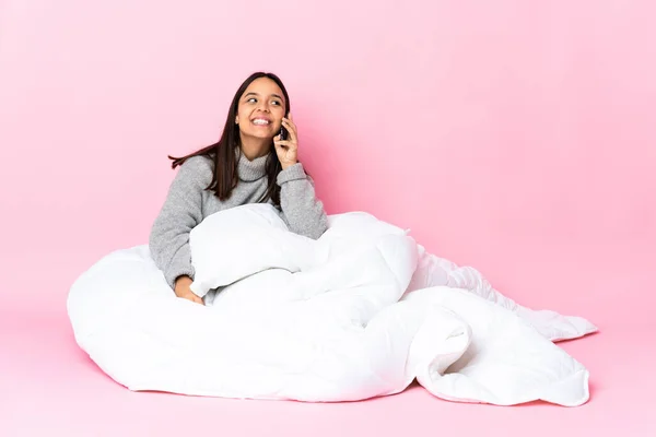 Joven Mujer Raza Mixta Usando Pijama Sentada Suelo Manteniendo Una —  Fotos de Stock