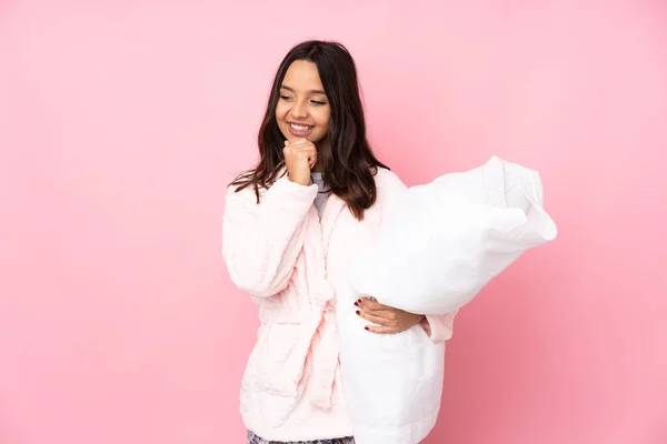 Jonge Vrouw Pyjama Geïsoleerd Roze Achtergrond Zoek Naar Zijkant — Stockfoto