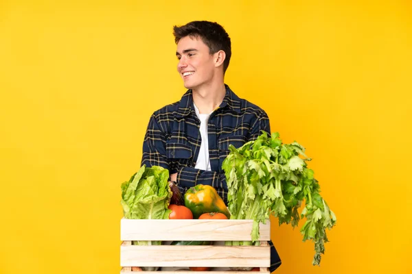 Έφηβος Αγρότης Φρεσκοκομμένα Λαχανικά Ένα Κουτί Που Κοιτάει Στο Πλάι — Φωτογραφία Αρχείου
