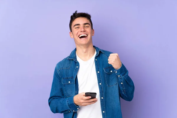 Adolescente Caucásico Guapo Hombre Aislado Púrpura Fondo Con Teléfono Posición — Foto de Stock