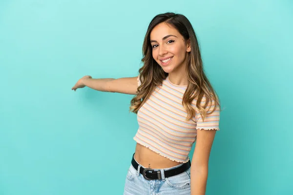 Young Woman Isolated Blue Background Extending Hands Side Inviting Come — Stock Photo, Image