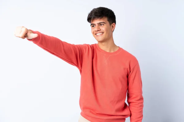 Hombre Guapo Sobre Fondo Azul Aislado Dando Gesto Hacia Arriba —  Fotos de Stock